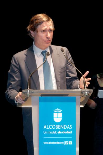 Gala XXº Aniversario FUNDAL - Imagen de un hombre, dirigiéndose al público asistente.