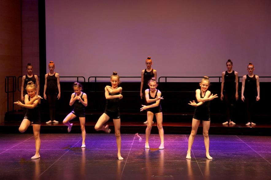 Gala Fundal 2017 - Imagen de un momento de la actuación de un grupo de danza.