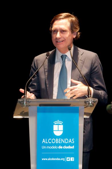 Gala XXº Aniversario FUNDAL - Imagen de un hombre, dirigiéndose al público asistente.