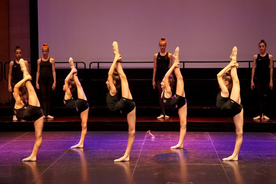 Gala Fundal 2017 - Imagen de un momento de la actuación de un grupo de danza.