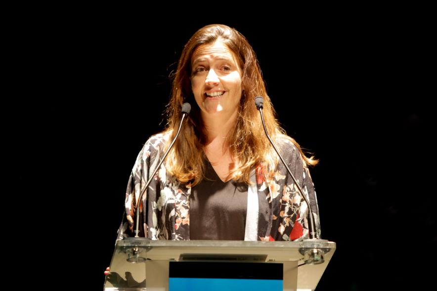 Gala XXº Aniversario FUNDAL - Imagen de una mujer, dirigiéndose al público asistente.