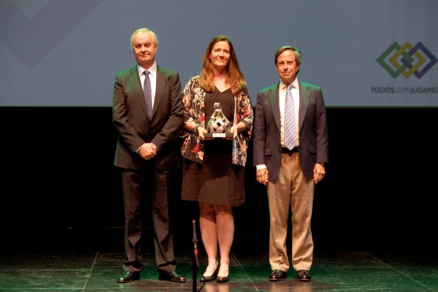 Gala XXº Aniversario FUNDAL - Imagen del alcalde García de Vinuesa entregando el obsequio de la Menina a una deportista en presencia de otra persona.
