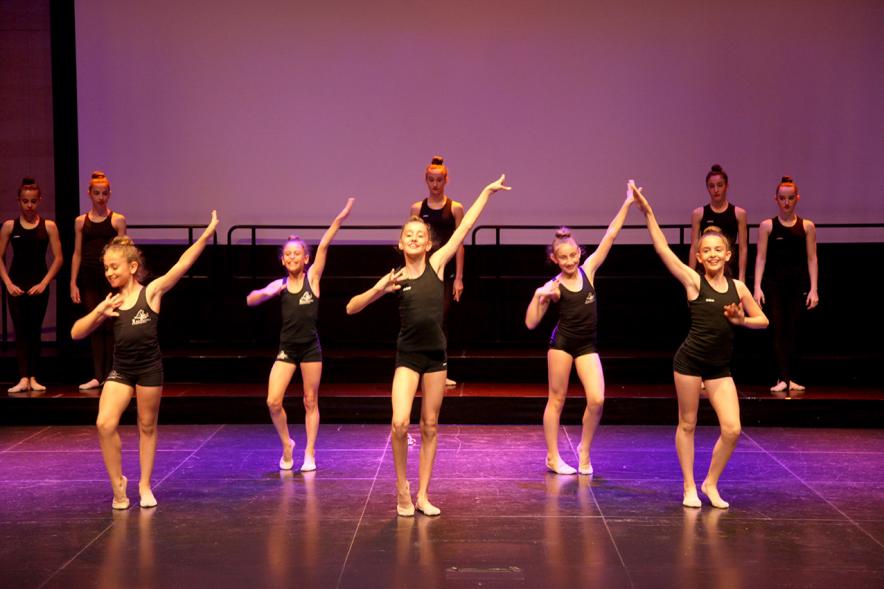Gala Fundal 2017 - Imagen de un momento de la actuación de un grupo de danza.