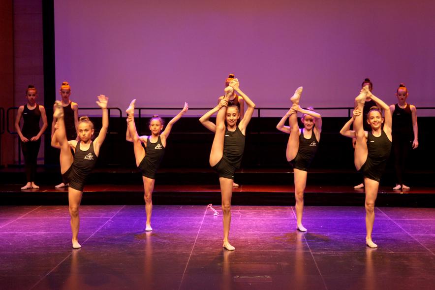 Gala Fundal 2017 - Imagen de un momento de la actuación de un grupo de danza.