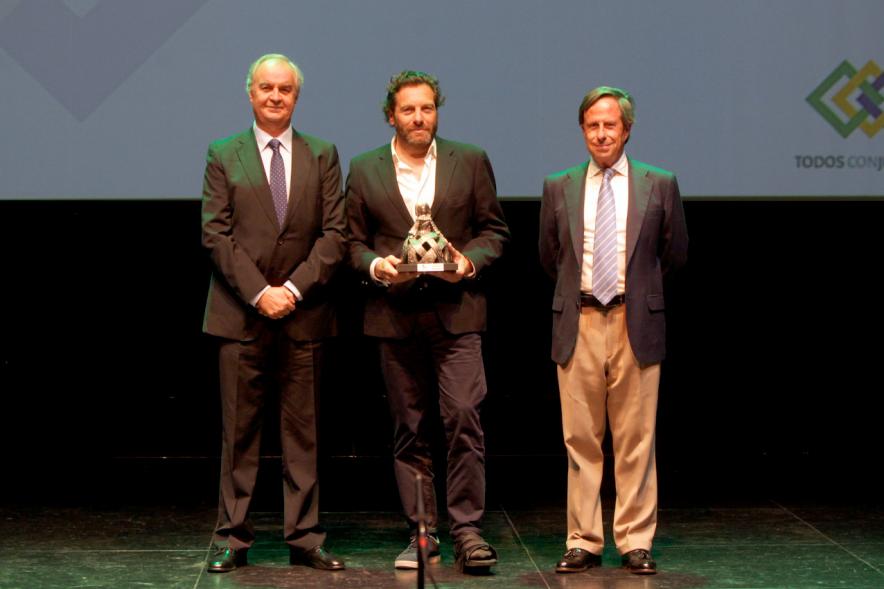 Gala XXº Aniversario FUNDAL - Imagen del alcalde García de Vinuesa y otra persona posando junto a un premiado.
