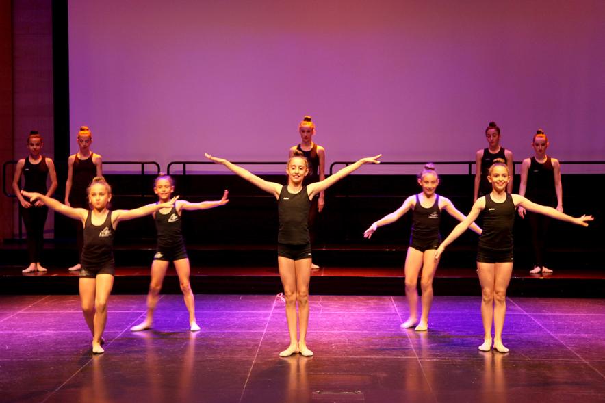 Gala Fundal 2017 - Imagen de un momento de la actuación de un grupo de danza.
