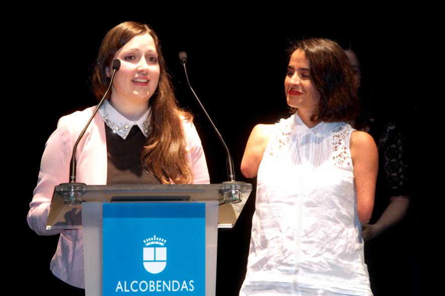 Gala XXº Aniversario FUNDAL - Imagen de una mujer, dirigiéndose al público asistente.