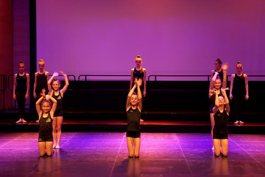 Gala Fundal 2017 - Imagen de un momento de la actuación de un grupo de danza.