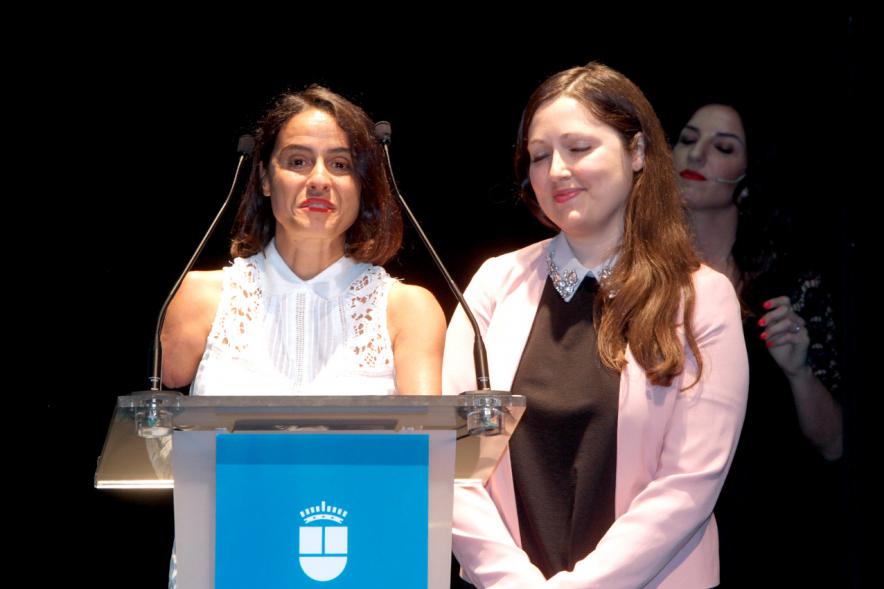 Gala XXº Aniversario FUNDAL - Imagen de dos mujeres, dirigiéndose al público asistente.