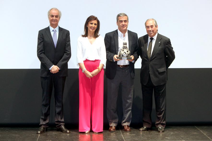 Gala Fundal 2017 - Imagen de autoridades posando con los premiados después de haber recibido el trofeo de la Menina.