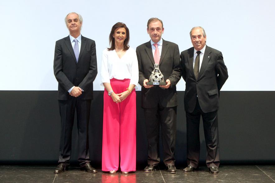 Gala Fundal 2017 - Imagen de autoridades posando con los premiados después de haber recibido el trofeo de la Menina.