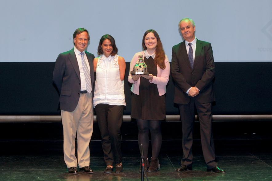 Gala XXº Aniversario FUNDAL - Imagen del alcalde García de Vinuesa y otras personas posando junto a un premiado.