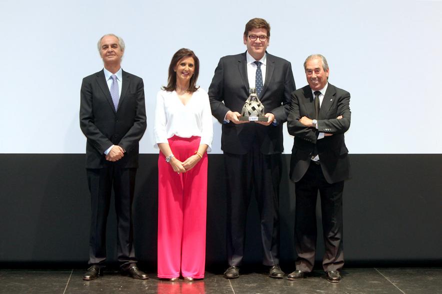 Gala Fundal 2017 - Imagen de autoridades posando con los premiados después de haber recibido el trofeo de la Menina.