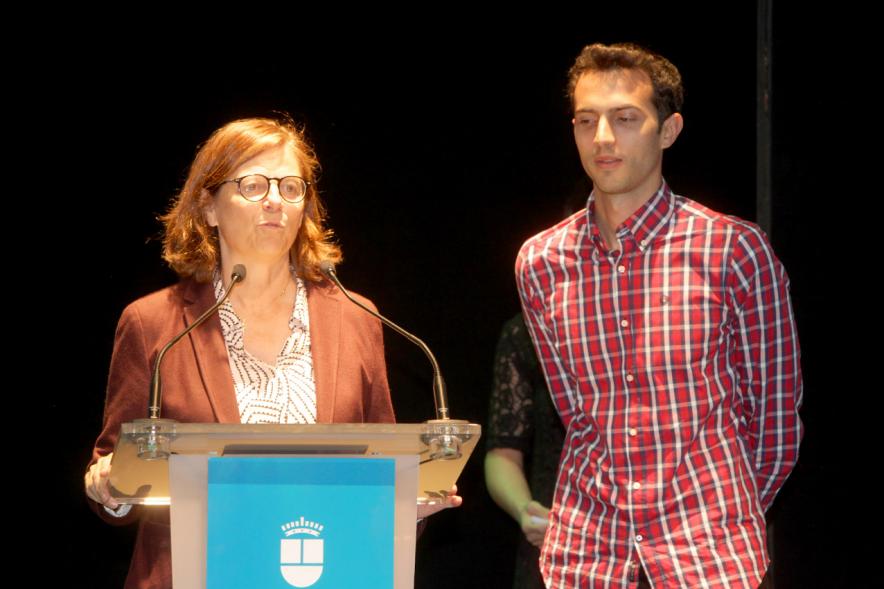 Gala XXº Aniversario FUNDAL - Imagen de una mujer, dirigiéndose al público asistente.