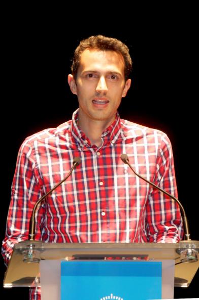 Gala XXº Aniversario FUNDAL - Imagen de un hombre, dirigiéndose al público asistente.