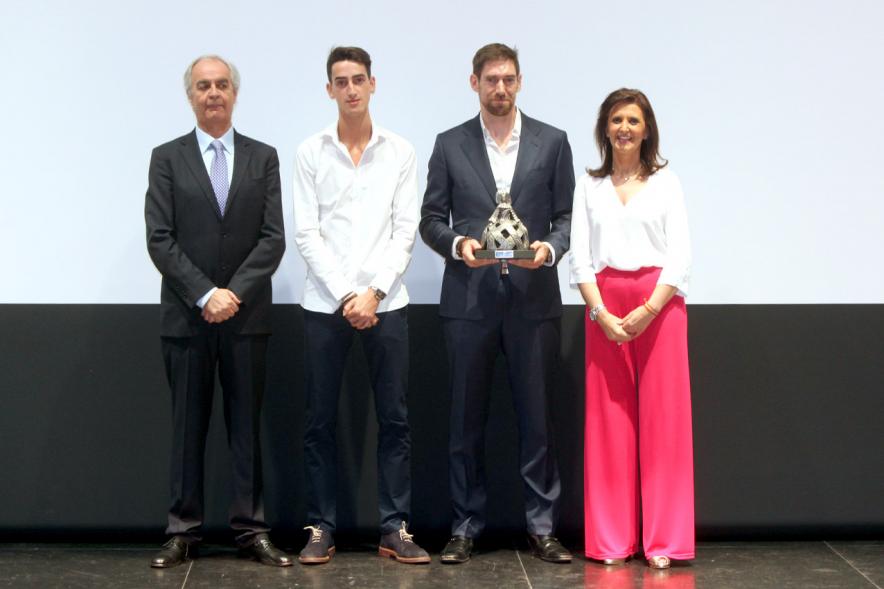 Gala Fundal 2017 - Imagen de autoridades posando con los premiados después de haber recibido el trofeo de la Menina.
