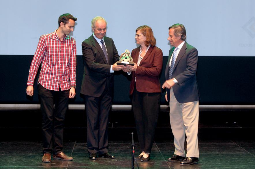 Gala XXº Aniversario FUNDAL - Imagen del alcalde García de Vinuesa y otras personas entregando un premio.