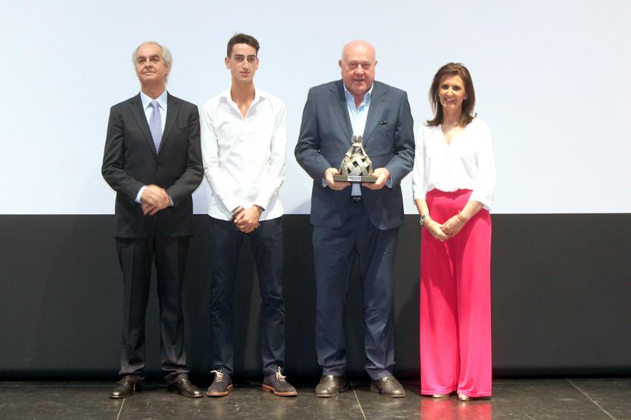 Gala Fundal 2017 - Imagen de autoridades posando con los premiados después de haber recibido el trofeo de la Menina.