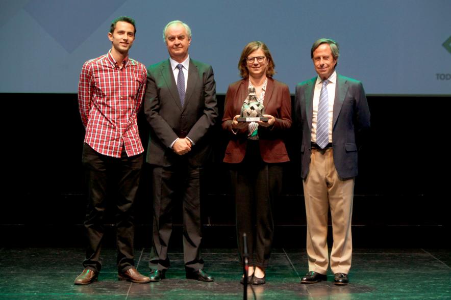Gala XXº Aniversario FUNDAL - Imagen del alcalde García de Vinuesa y otras personas posando junto a una premiada.