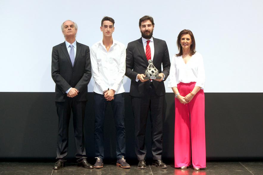 Gala Fundal 2017 - Imagen de autoridades posando con los premiados después de haber recibido el trofeo de la Menina.