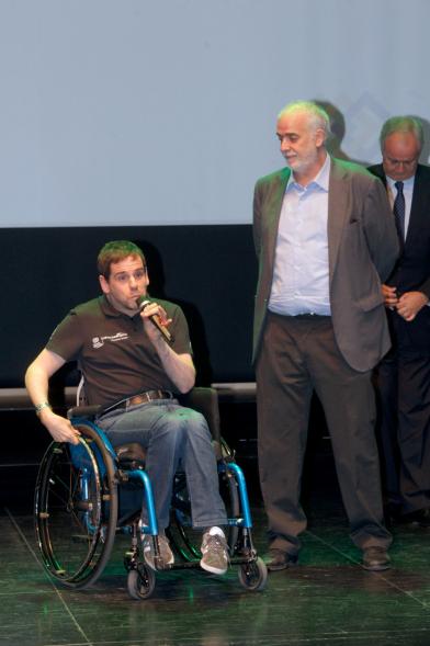 Gala XXº Aniversario FUNDAL - Imagen de un hombre, dirigiéndose al público asistente.