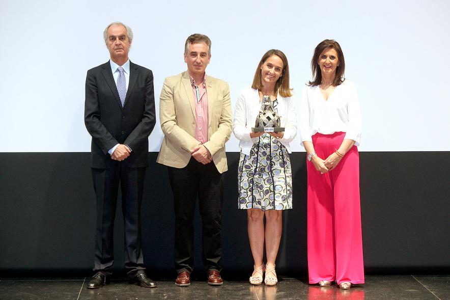 Gala Fundal 2017 - Imagen de autoridades posando con los premiados después de haber recibido el trofeo de la Menina.
