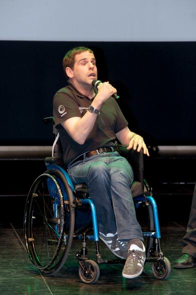 Gala XXº Aniversario FUNDAL - Imagen de un hombre, dirigiéndose al público asistente.