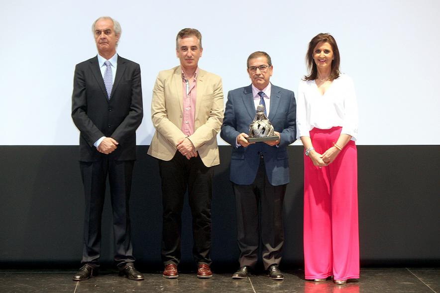 Gala Fundal 2017 - Imagen de autoridades posando con los premiados después de haber recibido el trofeo de la Menina.