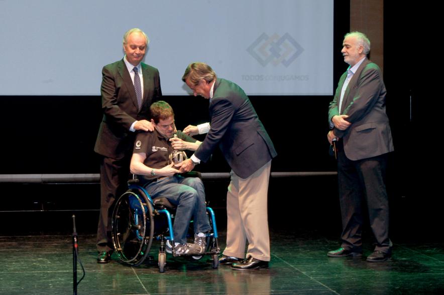 Gala XXº Aniversario FUNDAL - Imagen del alcalde García de Vinuesa y otras personas entregando un premio.