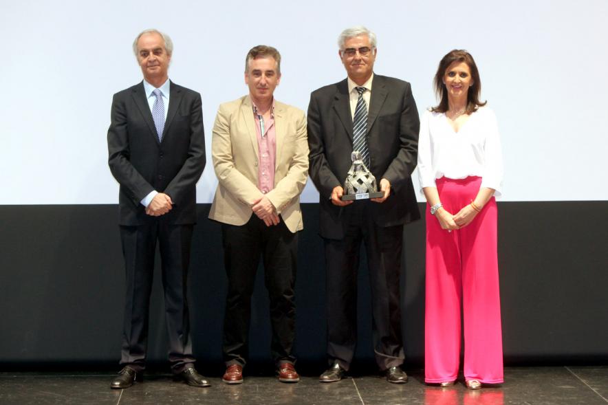 Gala Fundal 2017 - Imagen de autoridades posando con los premiados después de haber recibido el trofeo de la Menina.