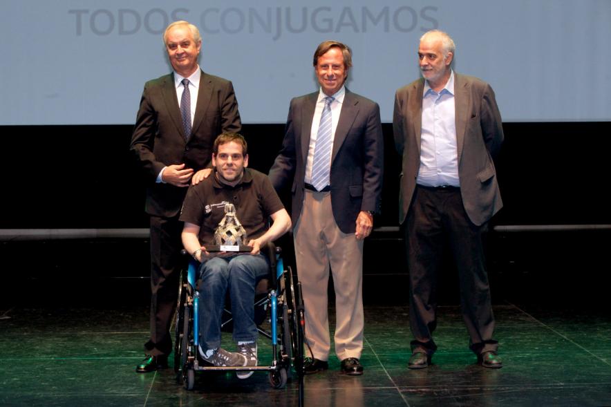 Gala XXº Aniversario FUNDAL - Imagen del alcalde García de Vinuesa y otras personas posando junto a un premiado.