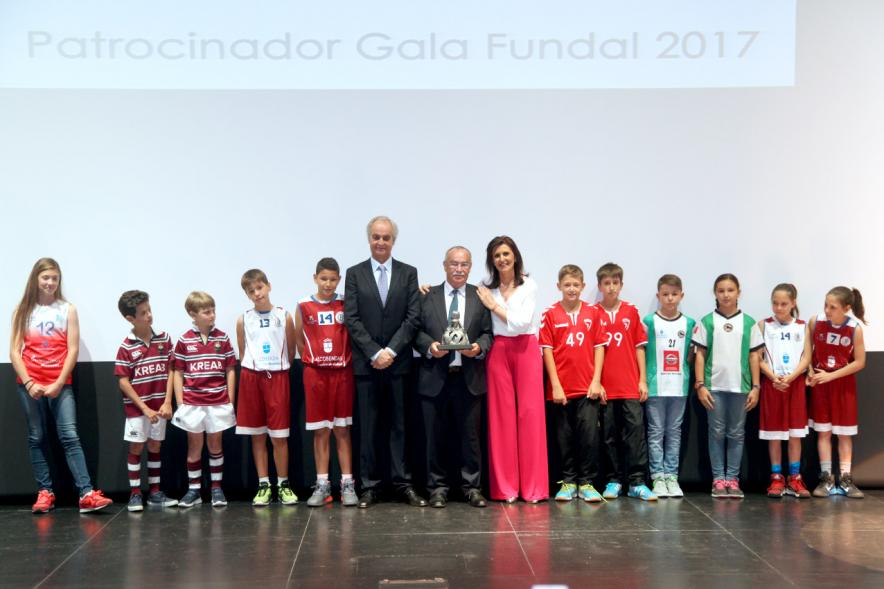 Gala Fundal 2017 - Imagen de autoridades posando con los premiados después de haber recibido el trofeo de la Menina.