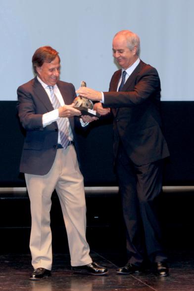 Gala XXº Aniversario FUNDAL - Imagen del alcalde García de Vinuesa  obsequiando a una persona.