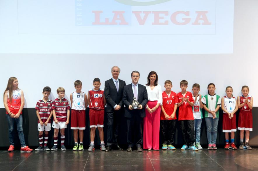 Gala Fundal 2017 - Imagen de autoridades posando con los premiados después de haber recibido el trofeo de la Menina.