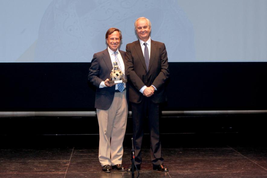 Gala XXº Aniversario FUNDAL - Imagen del alcalde García de Vinuesa posando junto a una persona en el escenario.