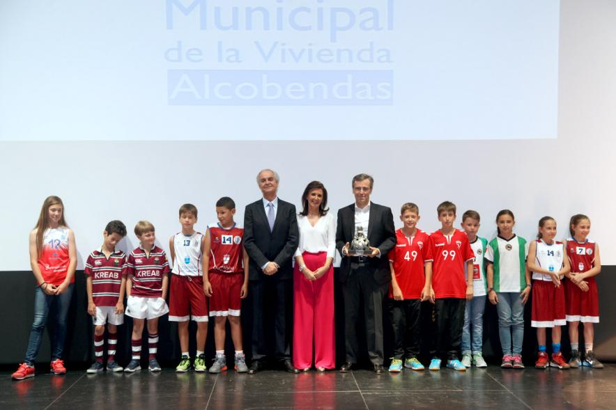 Gala Fundal 2017 - Imagen de autoridades posando con los premiados después de haber recibido el trofeo de la Menina.