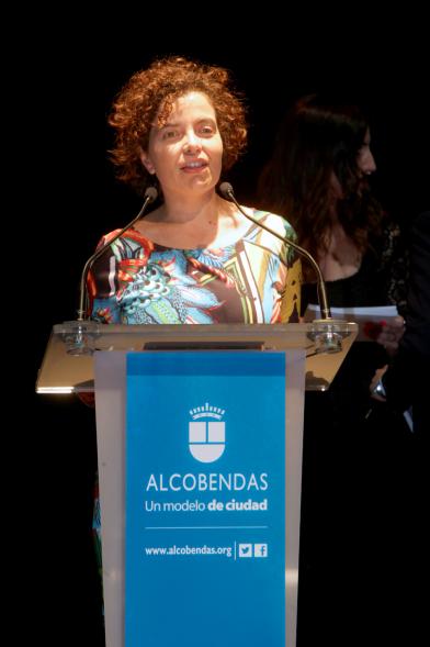 Gala XXº Aniversario FUNDAL - Imagen de una mujer, dirigiéndose al público asistente.