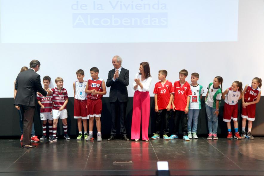 Gala Fundal 2017 - Imagen de autoridades posando con los premiados después de haber recibido el trofeo de la Menina.