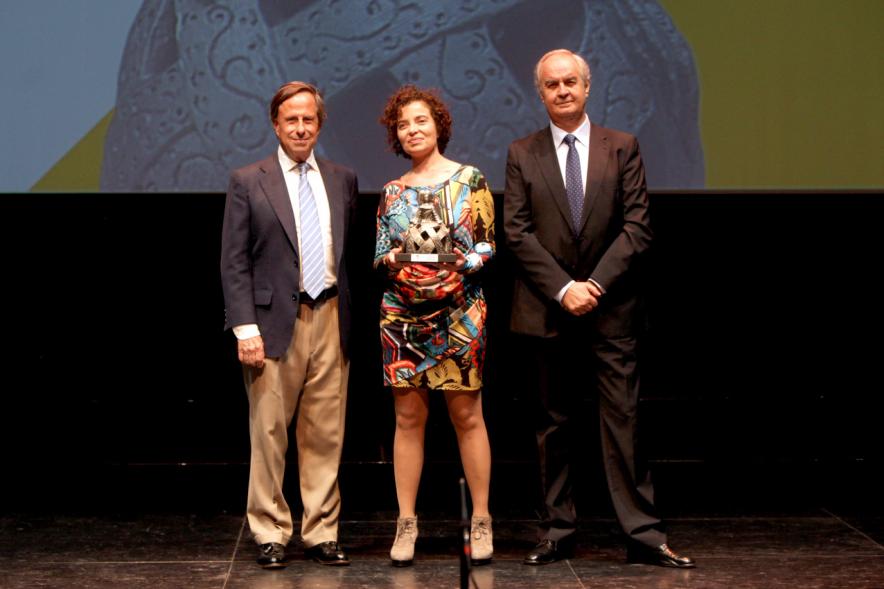 Gala XXº Aniversario FUNDAL - Imagen del alcalde García de Vinuesa y otra persona posando junto a una premiada.