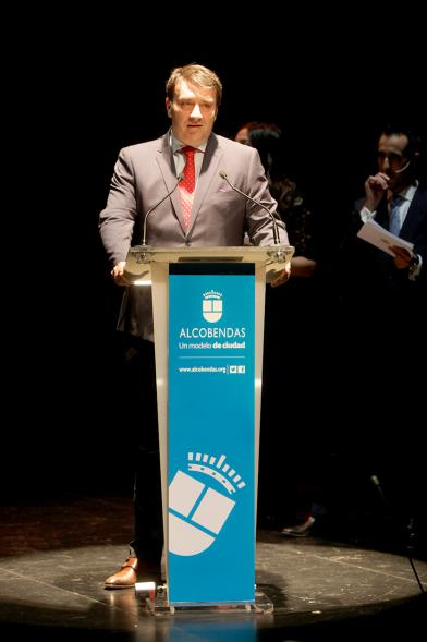 Gala XXº Aniversario FUNDAL - Imagen de un hombre, dirigiéndose al público asistente.