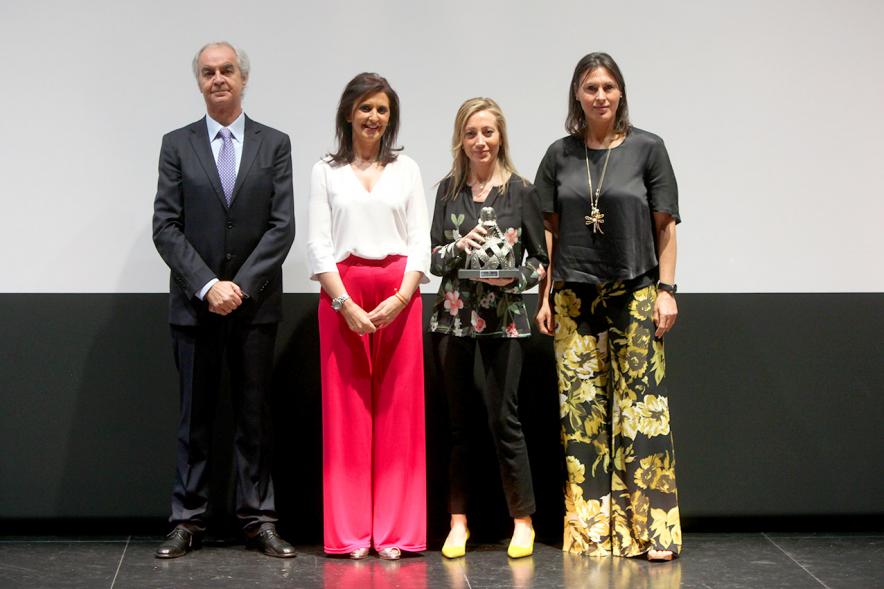 Gala Fundal 2017 - Imagen de autoridades posando con los premiados después de haber recibido el trofeo de la Menina.