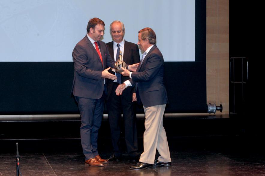 Gala XXº Aniversario FUNDAL - Imagen del alcalde García de Vinuesa y otra persona obsequiando a una persona.