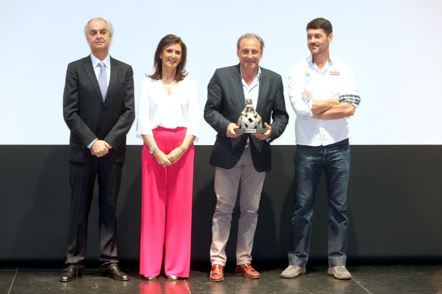 Gala Fundal 2017 - Imagen de autoridades posando con los premiados después de haber recibido el trofeo de la Menina.