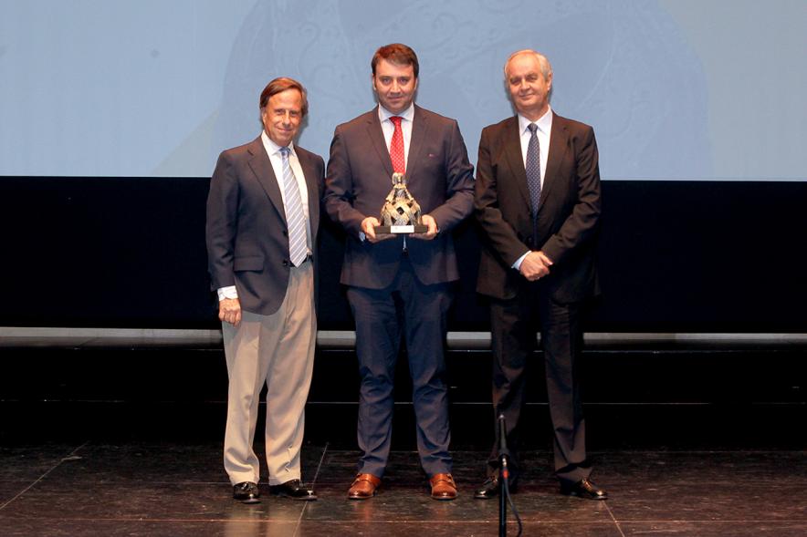 Gala XXº Aniversario FUNDAL - Imagen del alcalde García de Vinuesa y otra persona posando junto a un premiado.