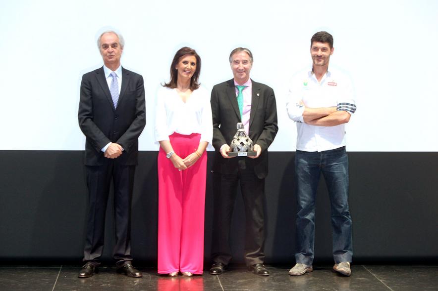 Gala Fundal 2017 - Imagen de autoridades posando con los premiados después de haber recibido el trofeo de la Menina.