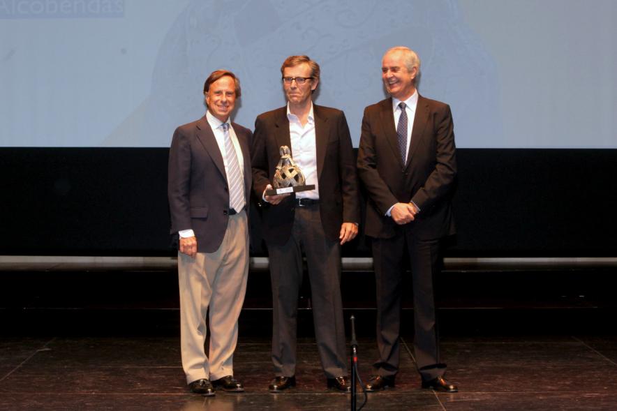 Gala XXº Aniversario FUNDAL - Imagen del alcalde García de Vinuesa y otra persona posando junto a un premiado.