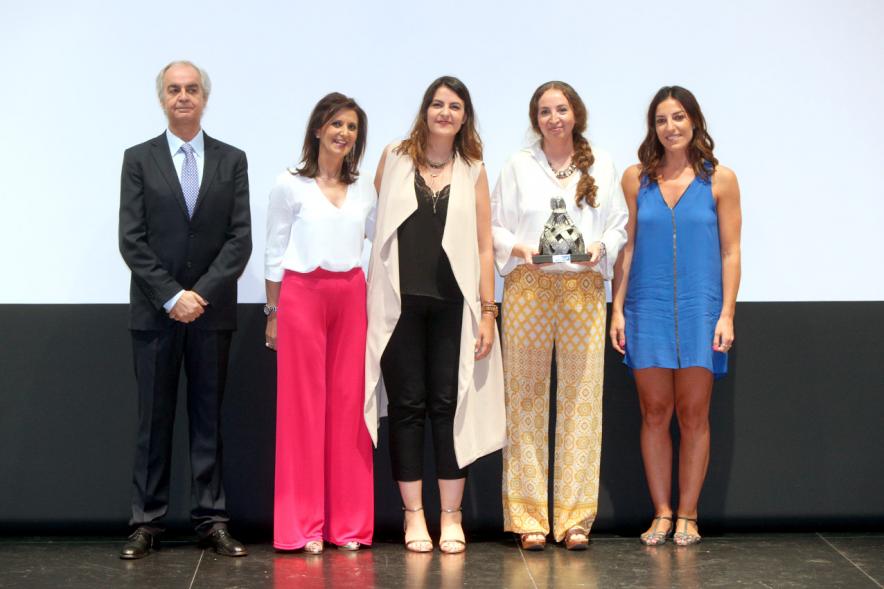 Gala Fundal 2017 - Imagen de autoridades posando con los premiados después de haber recibido el trofeo de la Menina.