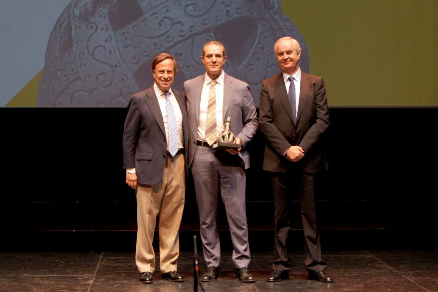 Gala XXº Aniversario FUNDAL - Imagen del alcalde García de Vinuesa y otra persona posando junto a un premiado.