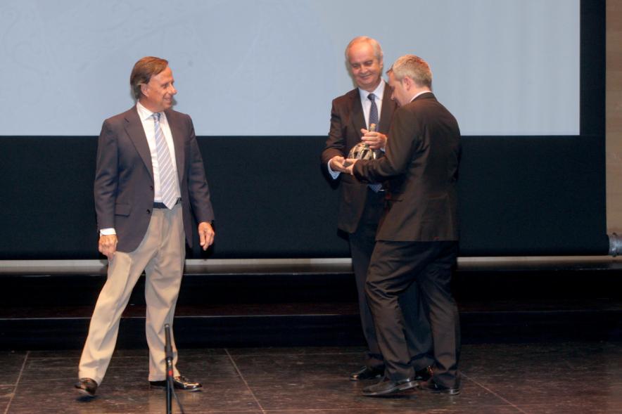 Gala XXº Aniversario FUNDAL - Imagen del alcalde García de Vinuesa y otra persona entregando un premio.