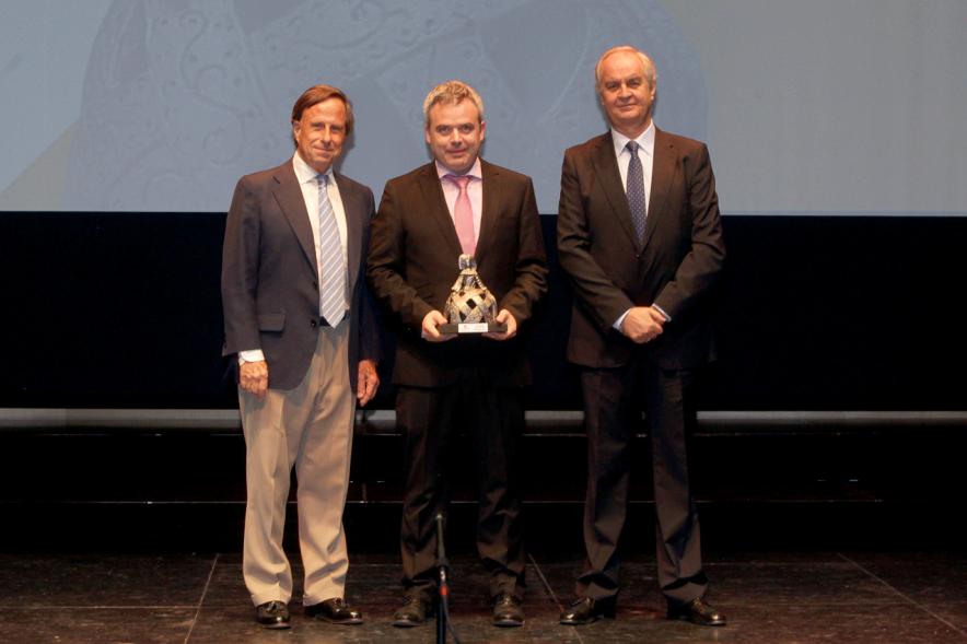 Gala XXº Aniversario FUNDAL - Imagen del alcalde García de Vinuesa y otra persona posando junto a un premiado.